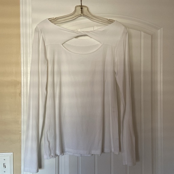 Lilly Pulitzer white long sleeve knit shirt size medium worn once - Picture 2 of 2